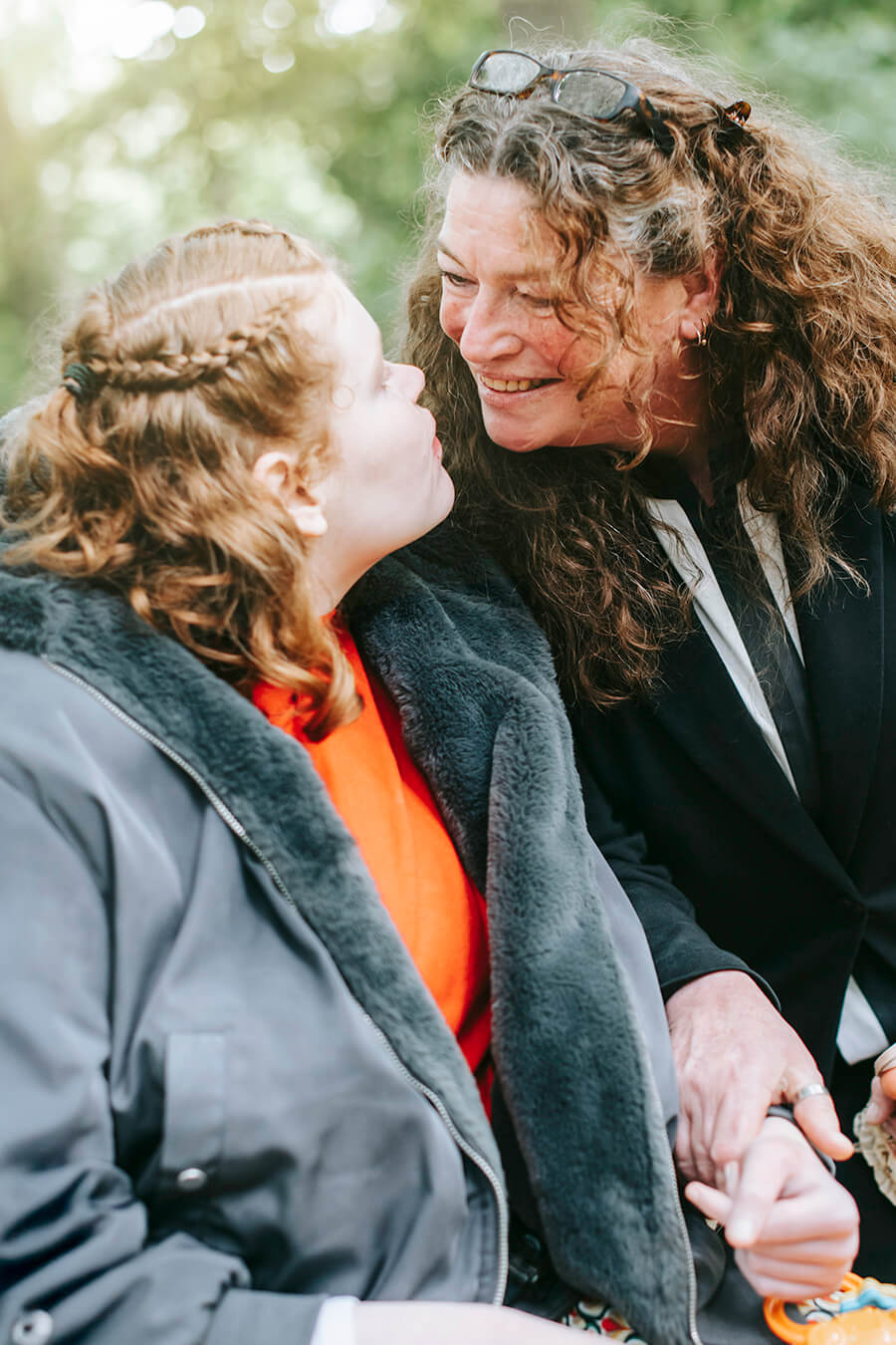 Elfoe en haar moeder kijken elkaar liefdevol aan. Hun ghezichten zijn vlakbij elkaar.